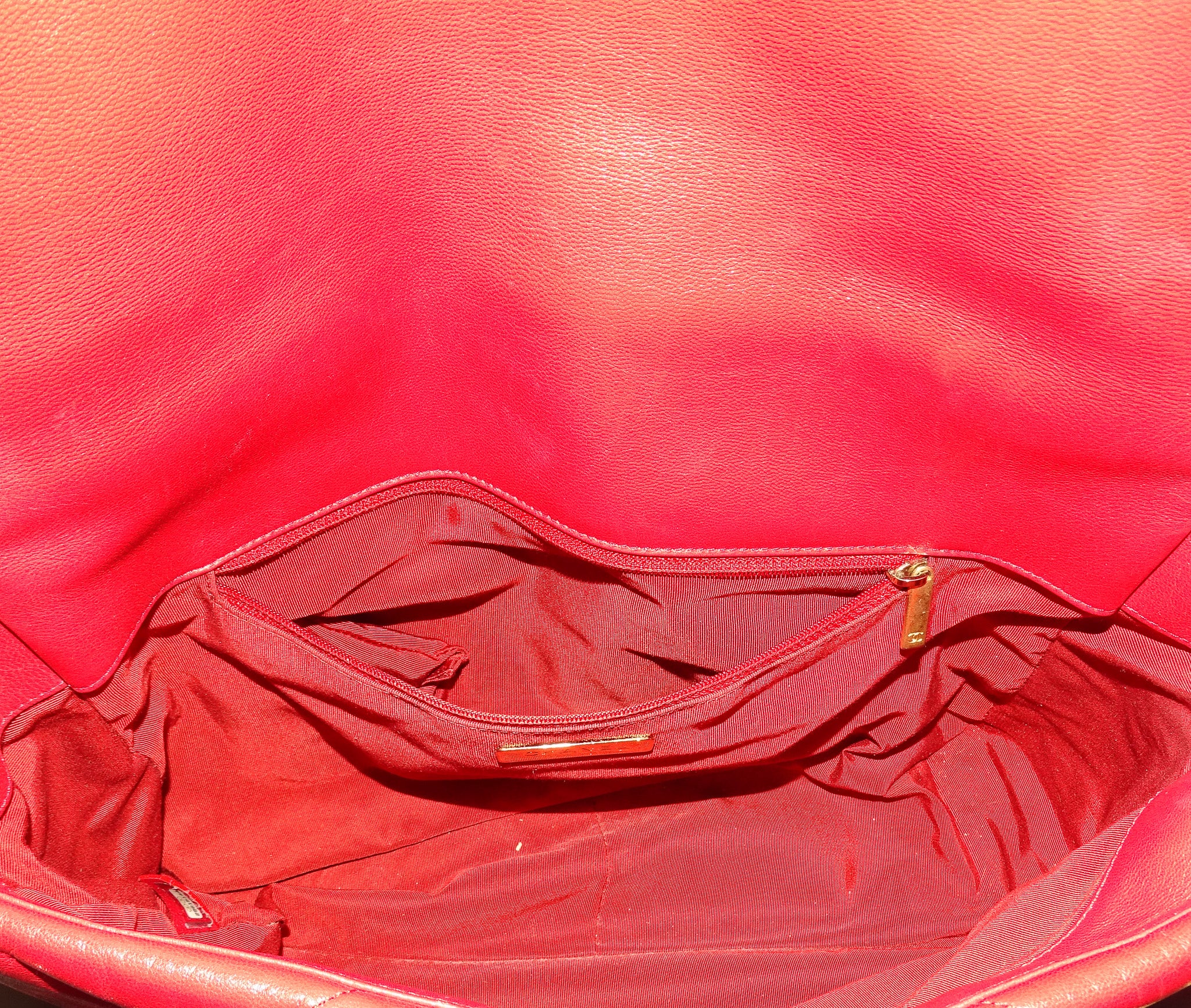 Chanel 19 Maxi Rouge 2019 - Image 13