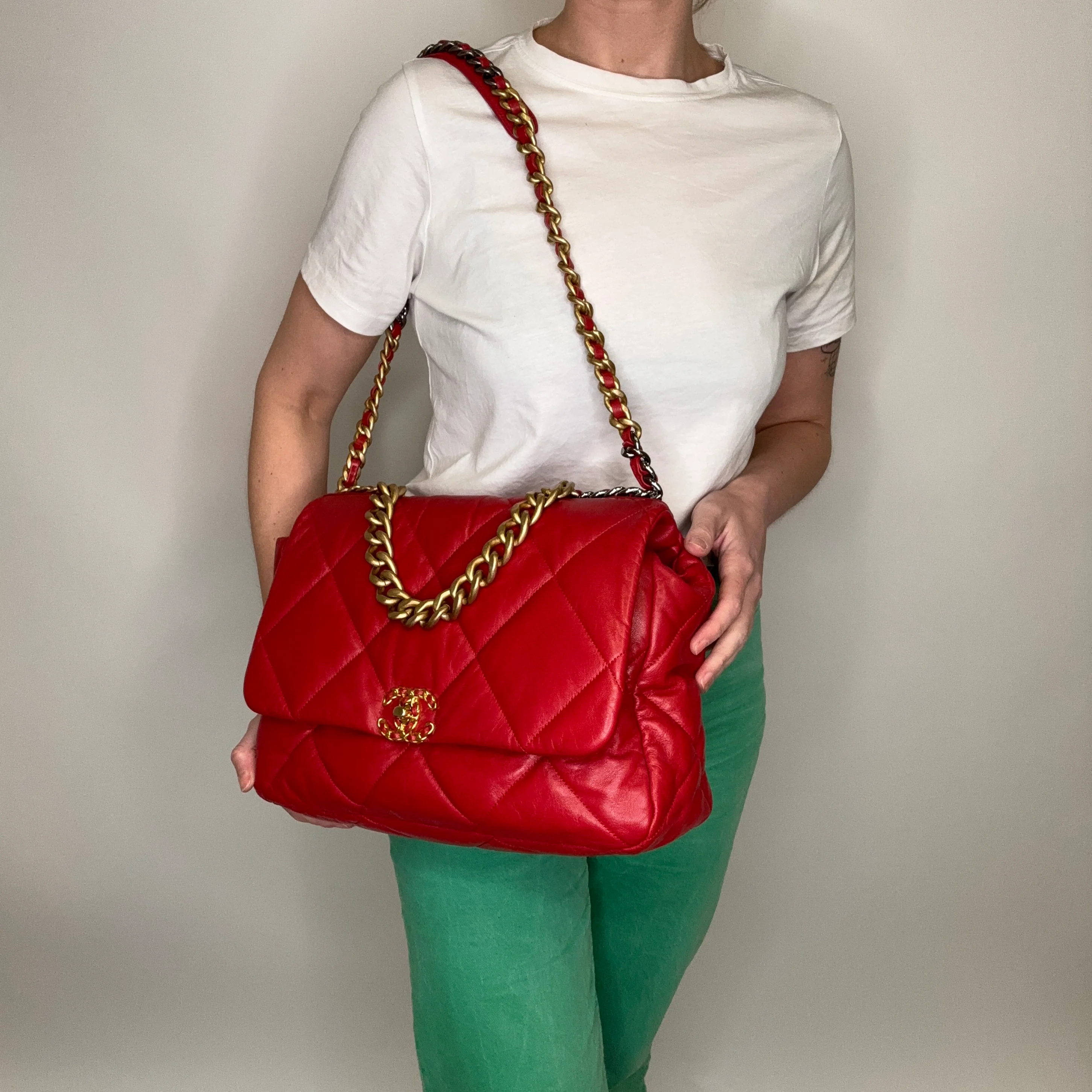 Chanel 19 Maxi Rouge 2019 - Image 2