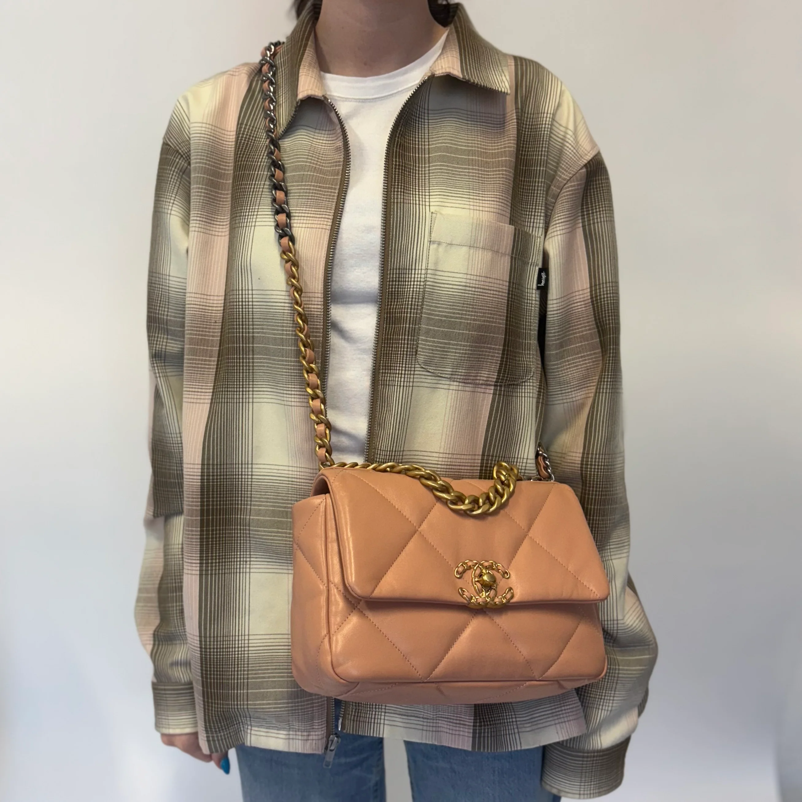 Chanel 19 Salmon Pink Small Chanel (NFID) - Image 14
