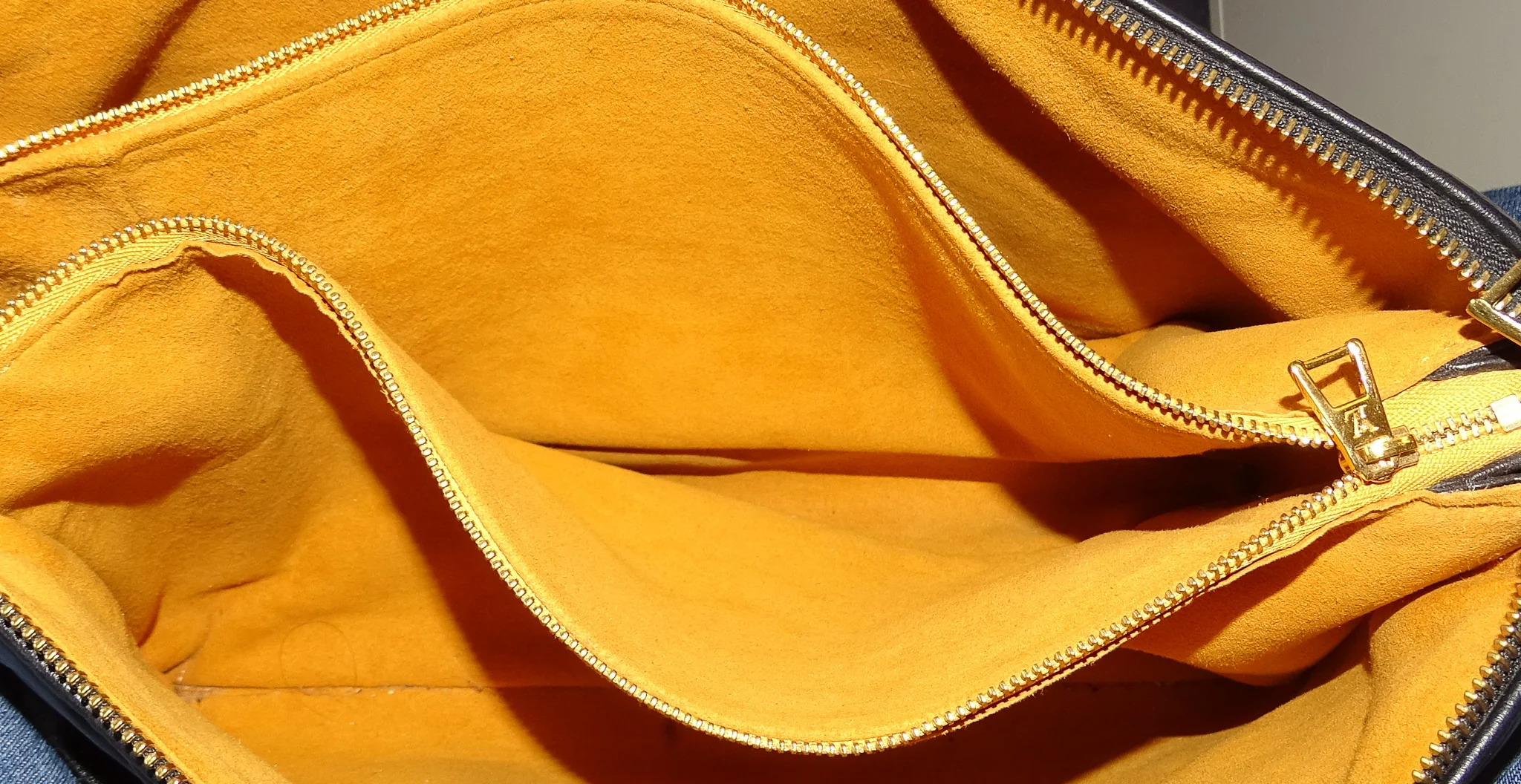 Louis Vuitton Coussin Noir MM (NFID) - Image 13
